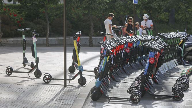 Decenas de patinetes aparcados en uno de los puntos habilitados en la ciudad.