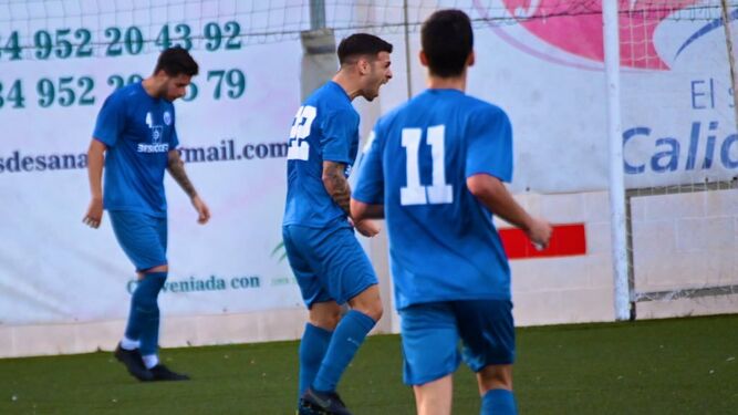 Escardó celebra un gol con El Palo.