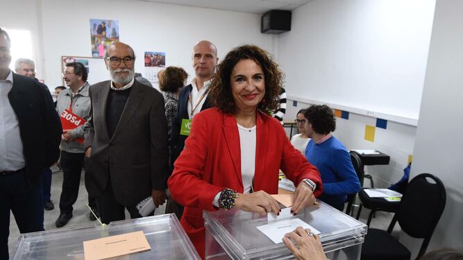 La ministra de Hacienda en funciones, María Jesús Montero, ejerce su derecho al voto en Sevilla.