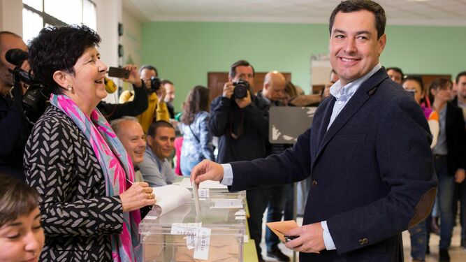 Juanma Moreno vota en las elecciones del 10-N.