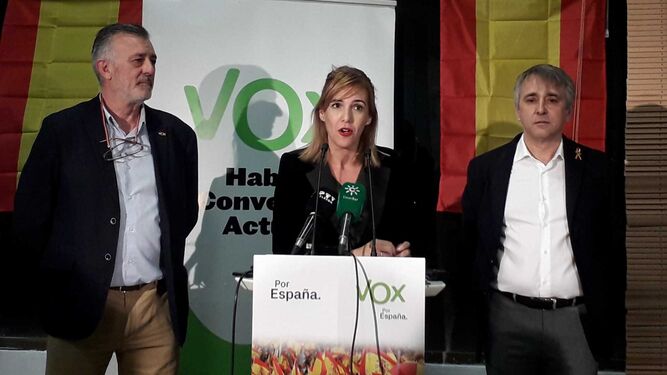 Patricia Rueda, valora los resultados electorales de Vox Málaga, junto a José Enrique Lara y Rubén Manso.