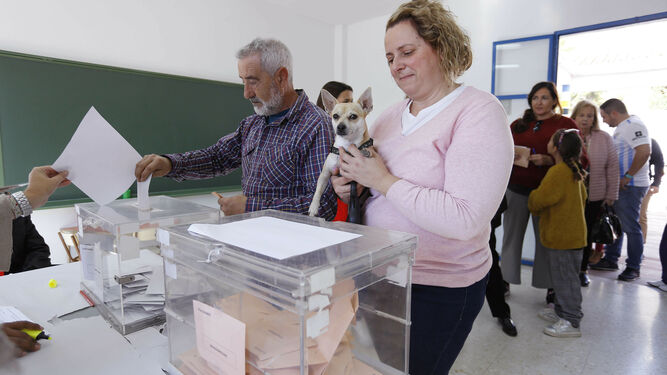 Varias personas en un colegio electoral en Málaga este domingo.