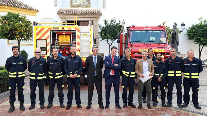 El concejal de Seguridad Ciudadana de Marbella junto a bomberos.
