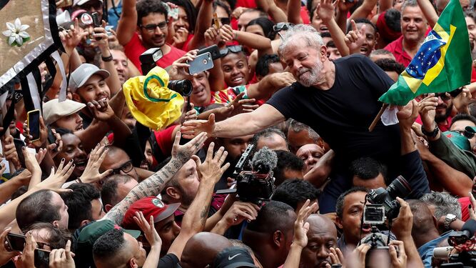 Simpatizantes del expresidente de Brasil Luiz Inácio Lula da Silva  lo llevan en hombros este sábado en Sao Bernardo do Campo (Brasil)