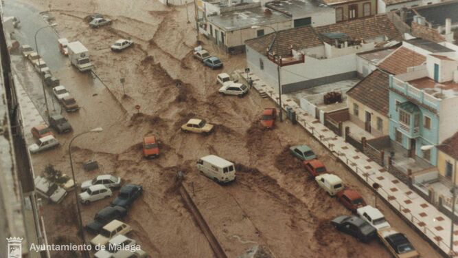 Una de las calles de Málaga convertida en un torrente durante las lluvias de 1989