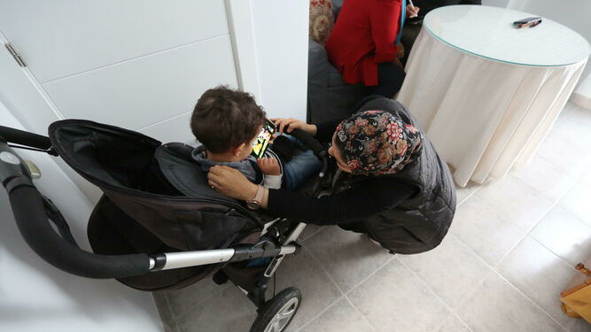 Loubna Kardadi habla con su hijo Naoufal en una de las estancias de la casa.