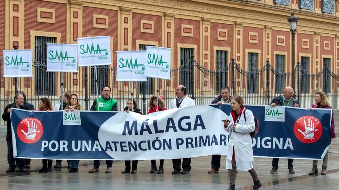 Tres centenares de médicos se manifestaron el domingo en el Palacio de San Telmo, sede de la Junta de Andalucía.