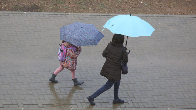 Dos personas se cubren con un paraguas de la lluvia en Málaga