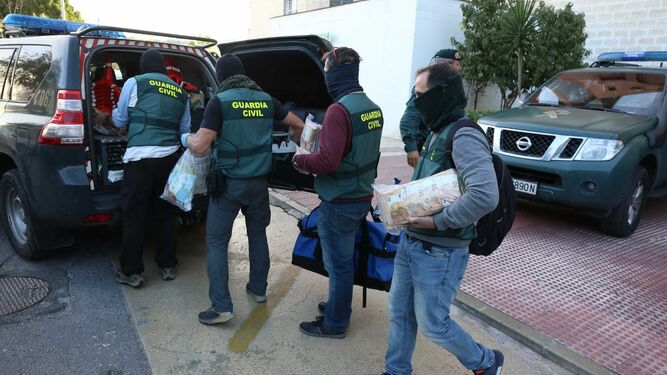 Agentes de la Guardia Civil durante otro operativo contra el tráfico de hachís en Málaga.