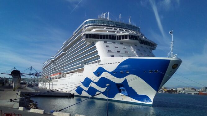El buque de crucero ‘Sky Princess’ en el puerto de Málaga.