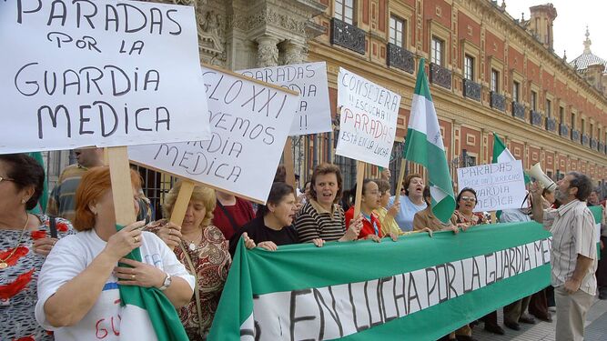 Un grupo de sanitarios se manifiestan en las puertas del Palacio de San Telmo.