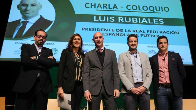Luis Rubiales posa con los periodistas Sergio Cortés, Isabel Sánchez, Dani Marín y Kike Salvatierra.