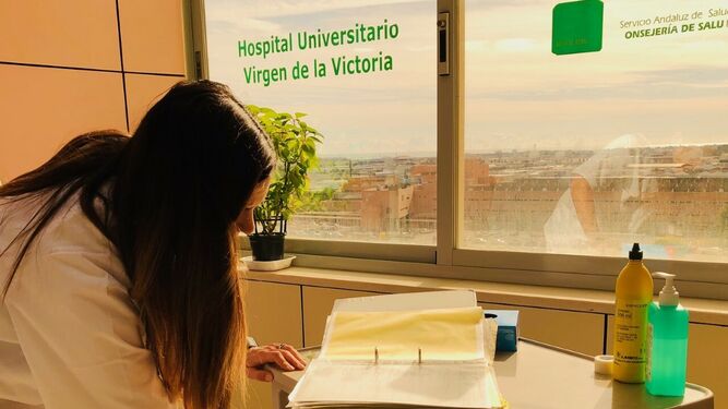 Una profesional del Hospital Clínico de Málaga