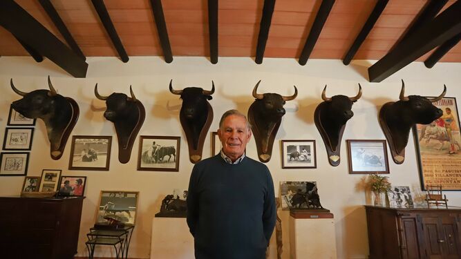 Francisco Ruiz Miguel, en el salón de su finca, rodeado de cabezas de toros que inmortalizó en su carrera.