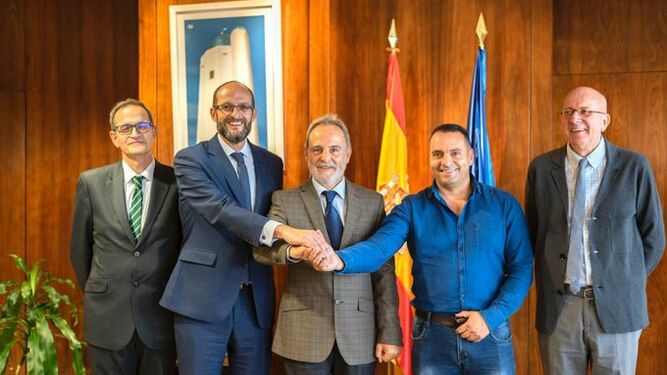 Pedro García, presidente de Anesco, y Antolín Goya, del sindicato Coordinadora, estrechan sus manos junto a Salvador de la Encina, presidente de Puertos del Estado, este lunes.