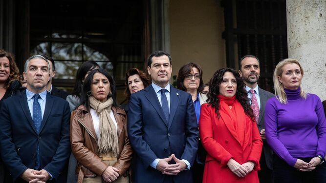 El presidente Juanma Moreno, con la consejera de Igualdad y la presidenta del Parlamento, en un acto contra la violencia de género.