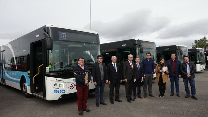 Representantes municipales junto a los cinco megabuses que entran en funcionamiento