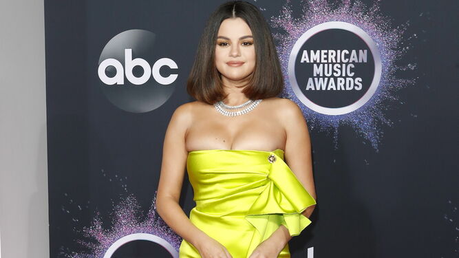 Selena Gómez posa en la gala de los 'American Musica Awards'.