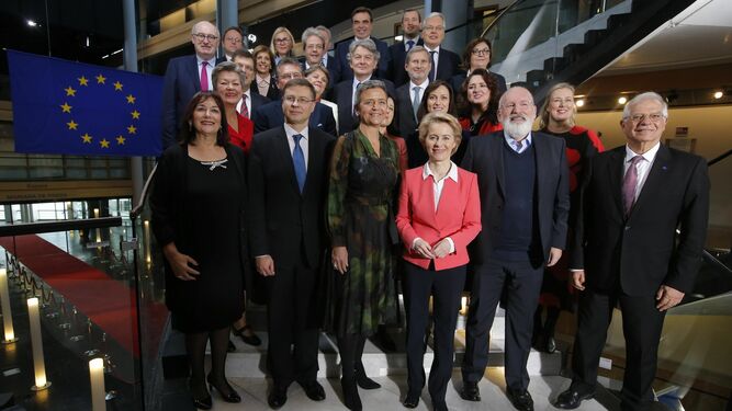 La presidenta de la Comisión Europea, Ursula von der Leyen, posa con su equipo de comisarios en Estrasburgo.