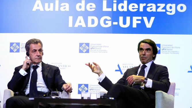 Los ex presidentes francés Nicolás Sarkozy y español José María Aznar, en un acto este martes en Madrid.