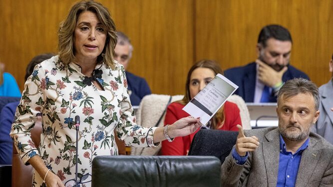 Susana Díaz muestra unos papeles este jueves en el Parlamento.
