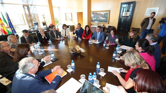 Reunión de la Comisión Permanente de Turismo Costa del Sol en la Diputación de Málaga, presidida por Francisco Salado.