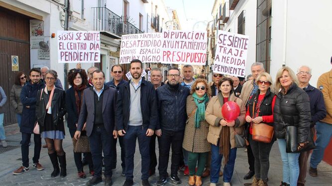 Ruiz Espejo y Kiko Calderón la marcha en la marcha de demanda de la apertura del Centro de Alzheimer de Antequera.