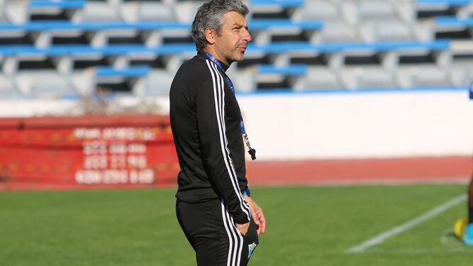 El entrenador del Marbella David Cubillo en un entrenamiento reciente con el Marbella.