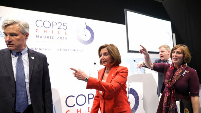 Nancy Pelosi (en el centro) camina a su llegada a la Cumbre del Clima.