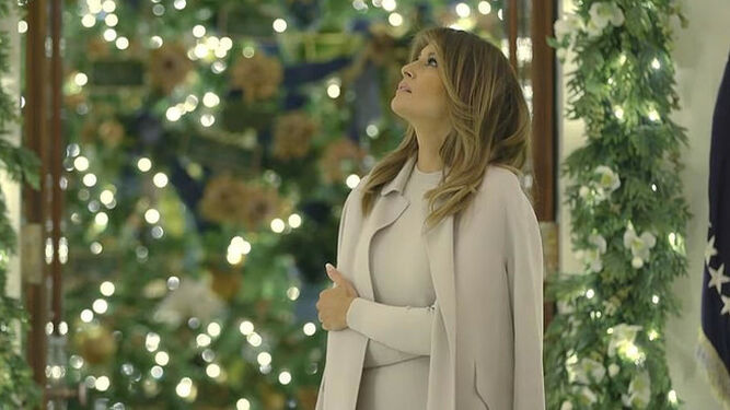 Melania Trump admira las luces navideñas en la Casa Blanca.