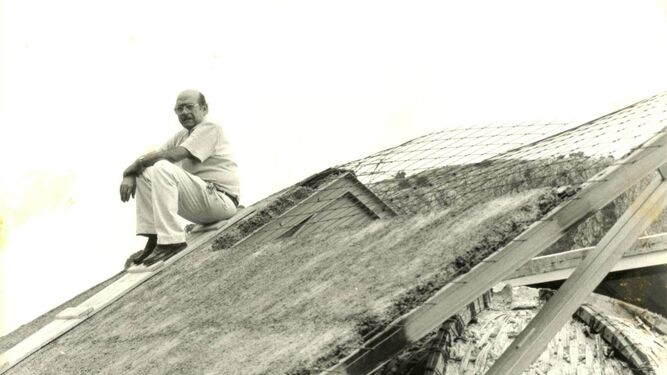 El arquitecto César Olano,  en la cubierta de una de las iglesias de la provincia que rehabilitó.