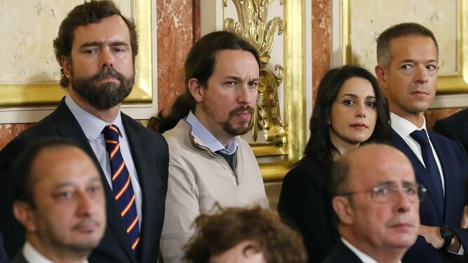 Pablo Iglesias, entre el diputado de Vox Iván Espinosa de los Monteros e Inés Arrimadas, de Cs, este viernes en el Congreso.