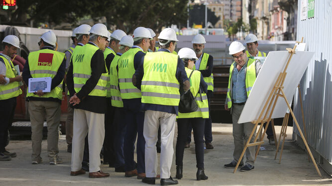 Visita de los miembros de la concesionaria del Metro a la obra de la Alameda, a mediados de octubre.