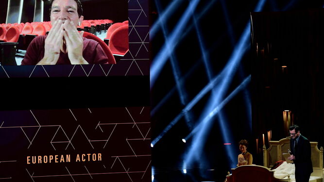 Una pantalla en la gala de los EFA muestra a Antonio Banderas agradeciendo su premio desde Málaga.