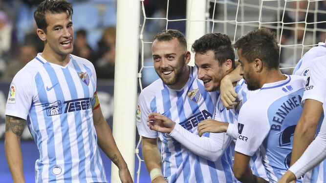 Los jugadores del Málaga celebran el 2-0 al Tenerife.