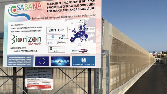 Cartel informativo de la planta de producción de microalgas de Biorizon Biotech en Almería.