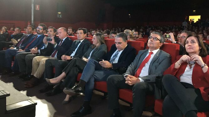 El presidente de la Junta, Juanma Moreno, junto al alcalde de Antequera, Manuel Barón, y otros representantes del Gobierno andaluz.