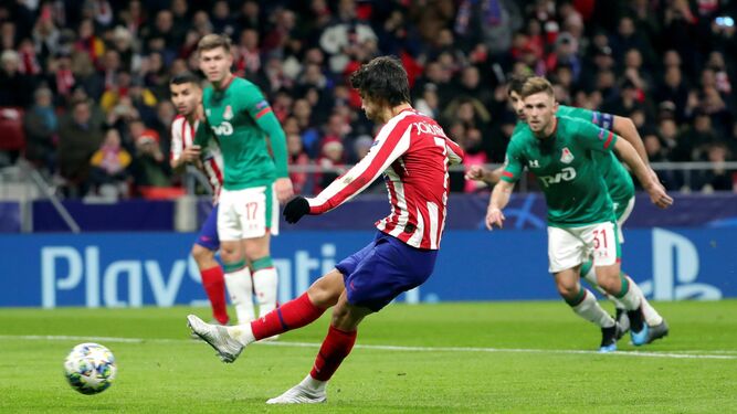 Joao Félix transforma el penalti que puso con ventaja al Atlético, el segundo pitado a su favor en el arranque del partido.