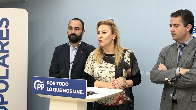 La diputada del PP Carolina España, junto a Mario Cortés y Carlos Conde.