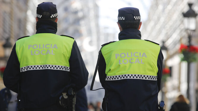 Dos policías locales patrullan en Málaga