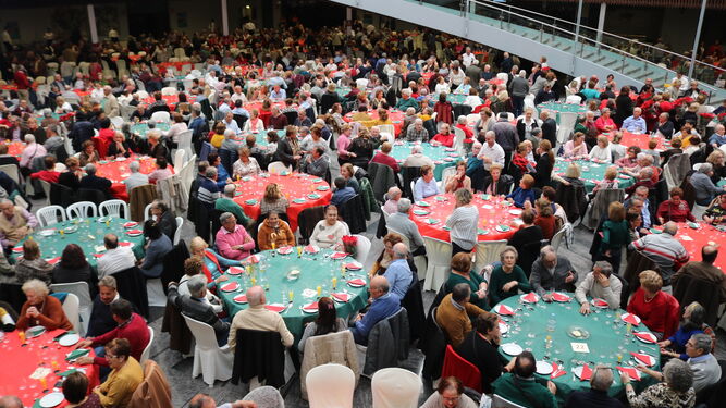 Mayores de Mijas dan la bienvenida a la Navidad con un almuerzo ofrecido por el Ayuntamiento.
