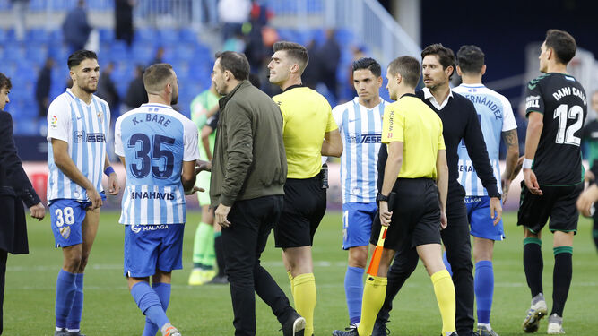 Los jugadores hablan con el árbitro del Málaga-Elche.