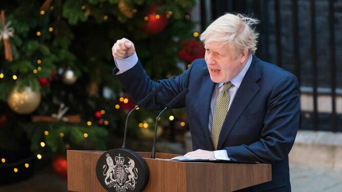 Boris Johnson declara ante la prensa.