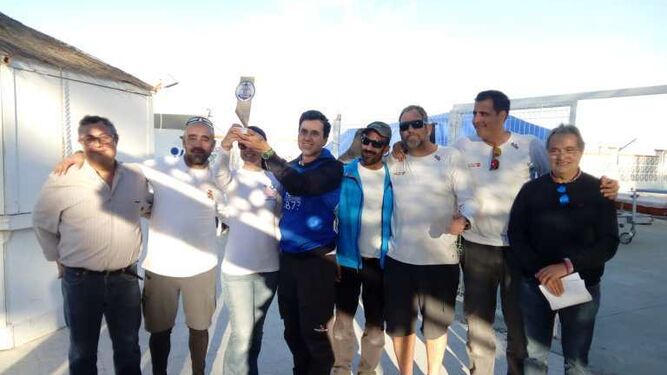 Tripulantes del 'Elamar', con el Trofeo Regularidad Costa del Sol.