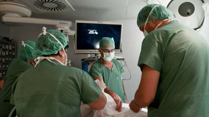 Un equipo de cirujanos atiende a un paciente en un centro hospitalario de Granada.
