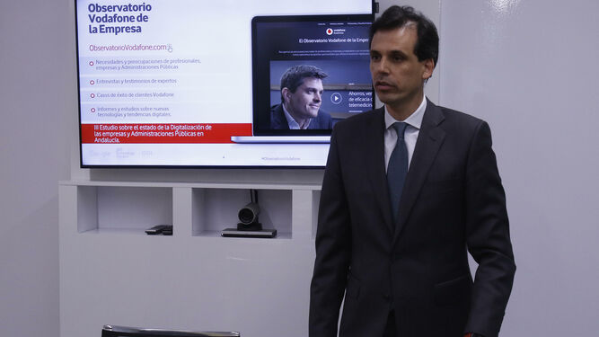 Rafael Alcaide, durante la presentación del estudio, en la sede de Vodafone en Sevilla.