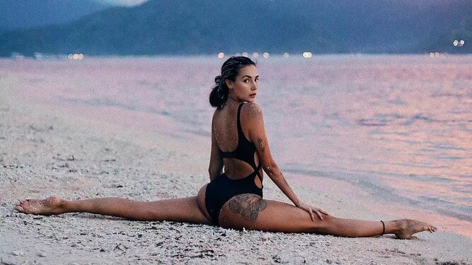 La modelo Anna Kanyuk posa en la playa.