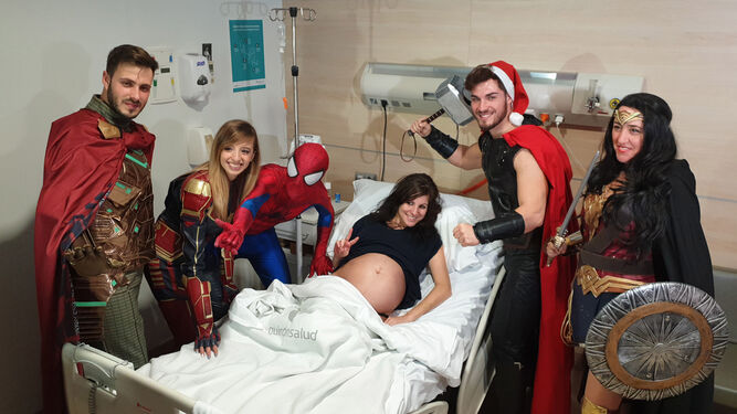 Los superhéroes junto a Celia, paciente embarazada de mellizos, ingresada en el Quirónsalud Málaga.