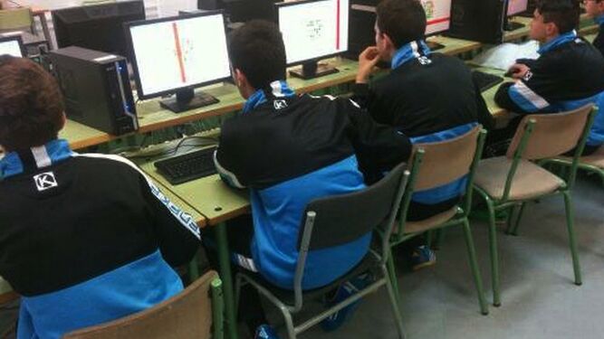 Jugadores de fútbol de entre 14 y 18 años realizan un entrenamiento computarizado en la UMA