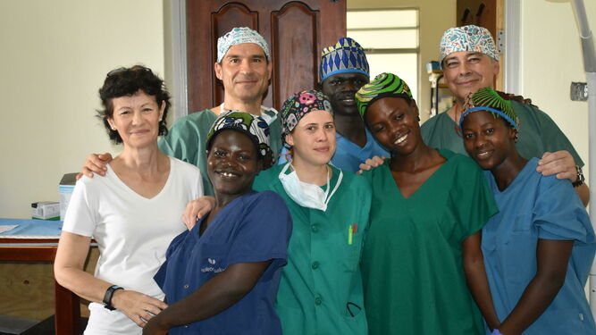 Los integrantes de la misión de Cirujanos en Acción y Bisturí Solidario con sanitarios ugandeses.